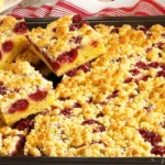 Saftiger Kirsch-Streuselkuchen vom Blech mit Rührteig 4 Saftiger Kirsch-Streuselkuchen vom Blech mit Rührteig
