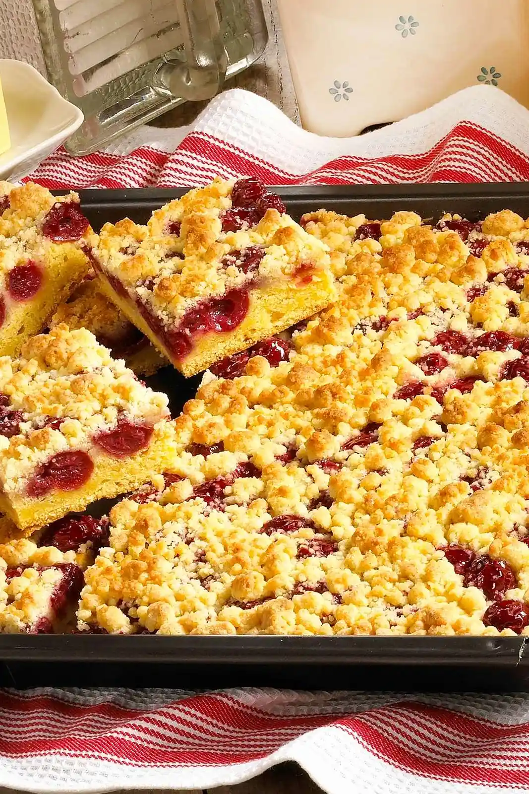 Saftiger Kirsch-Streuselkuchen vom Blech mit Rührteig 3 Recipe image