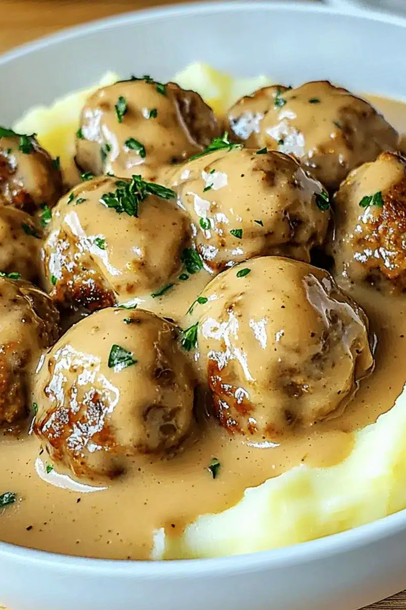 Saftige Hackbällchen in cremiger Sauce mit Kartoffelstampf 3 Recipe image