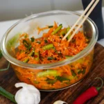 Koreanischer Karotten-Gurkensalat: Würzig und Knackig 4 Koreanischer Karotten-Gurkensalat: Würzig und Knackig