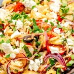 Griechischer Kritharaki-Salat mit Feta und mediterranem Gemüse 4 Griechischer Kritharaki-Salat mit Feta und mediterranem Gemüse