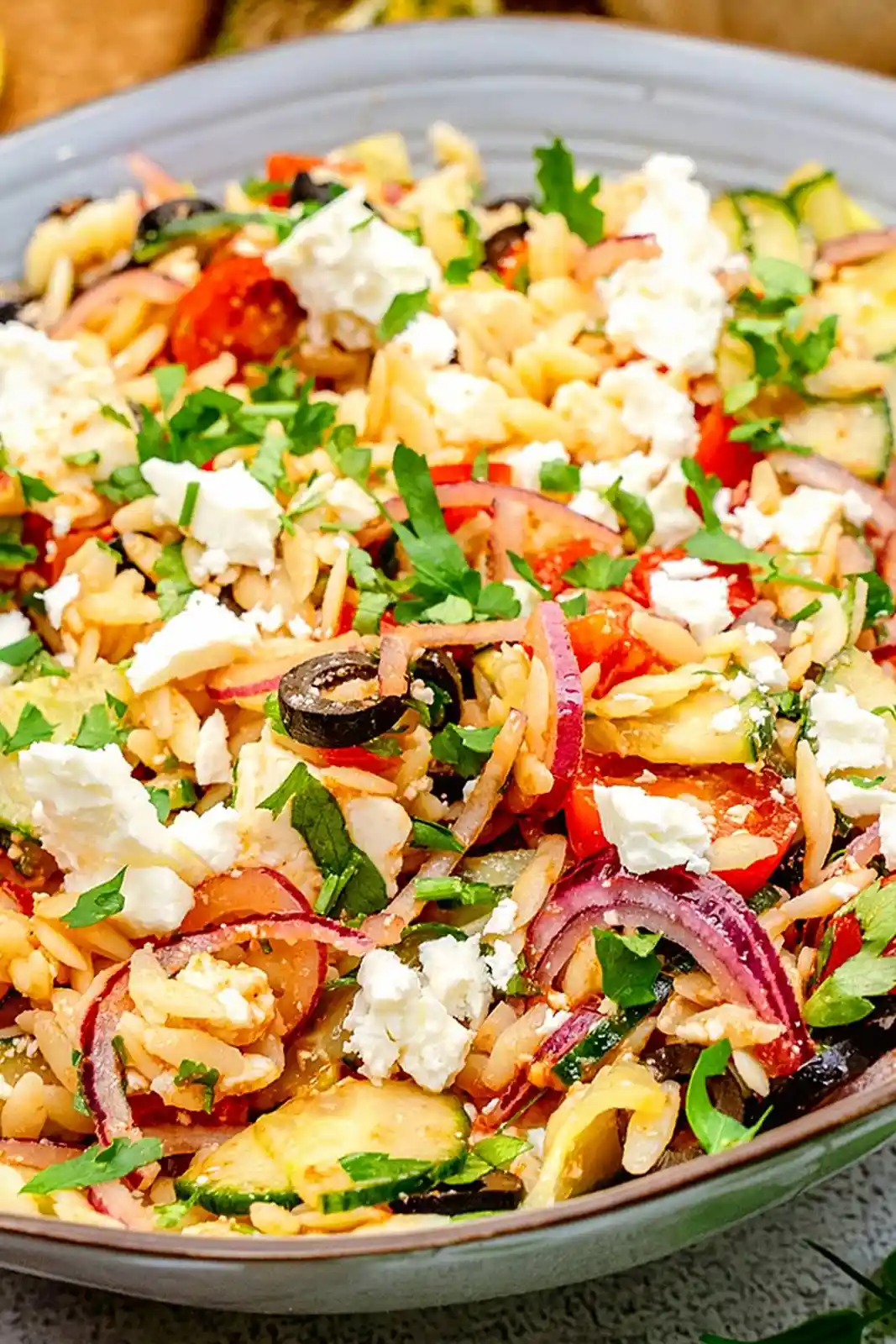 Griechischer Kritharaki-Salat mit Feta und mediterranem Gemüse 3 Recipe image