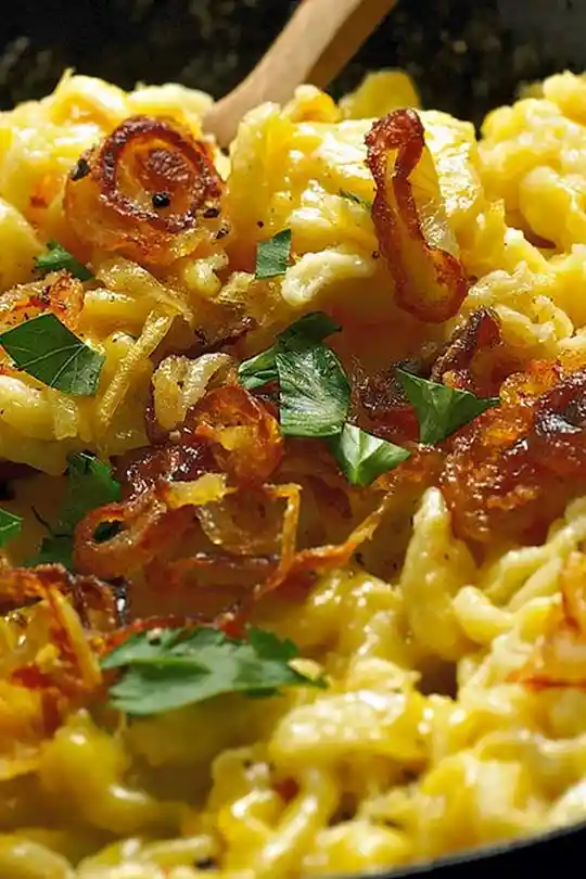Herzhafte Käsespätzle mit Gouda und Röstzwiebeln 3 Recipe image