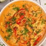 Hähnchen in cremiger Paprikasauce 4 Hähnchen in cremiger Paprikasauce