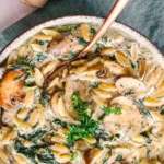 Proteinreiche Cremige Orzo Pfanne mit Champignons und Spinat 4 Proteinreiche Cremige Orzo Pfanne mit Champignons und Spinat