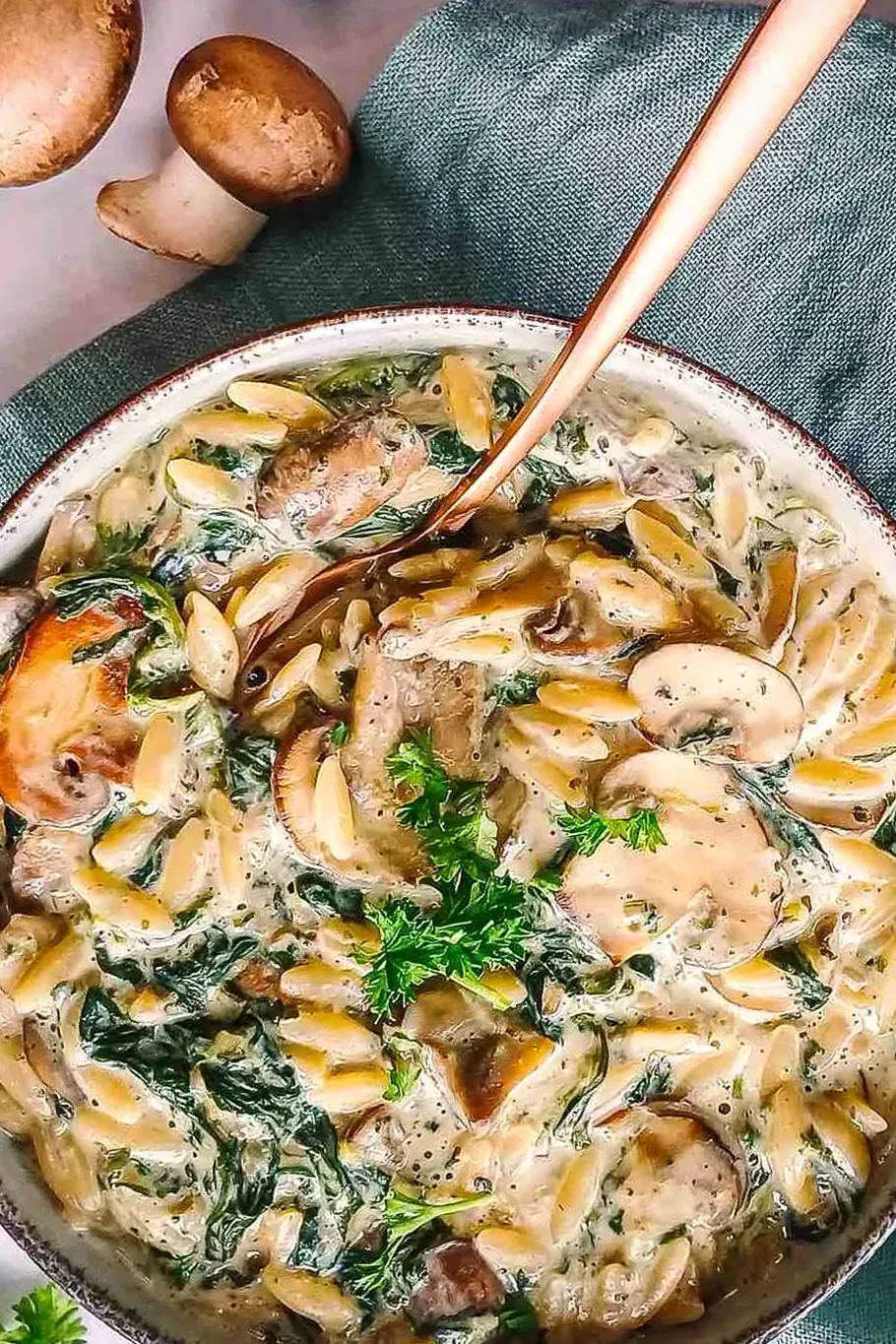 Proteinreiche Cremige Orzo Pfanne mit Champignons und Spinat 3 Recipe image