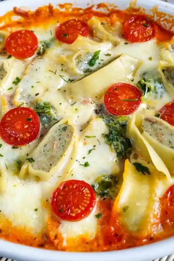 Überbackener Maultaschen-Auflauf mit Spinat und Tomatensoße 3 Recipe image