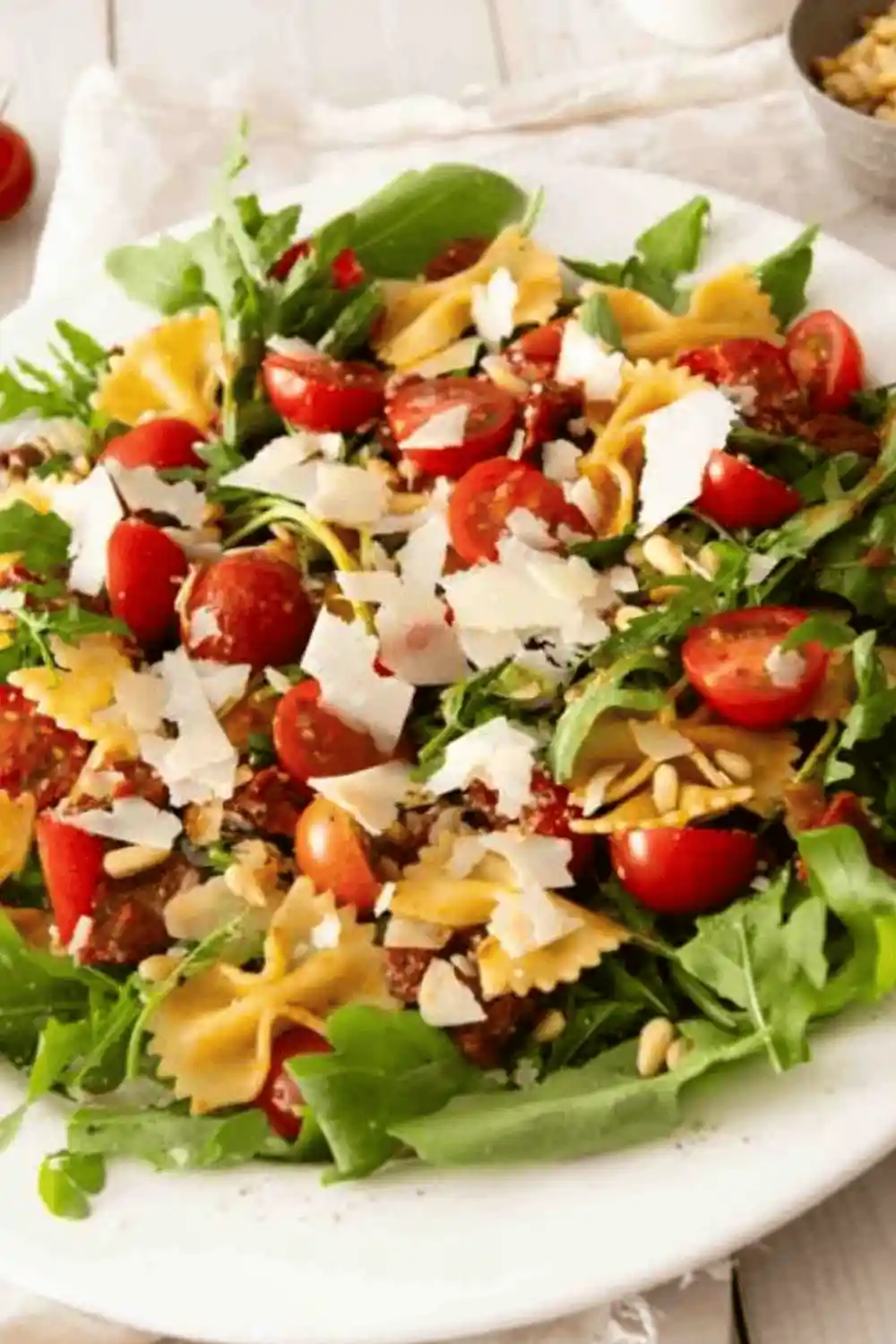 Mediterraner Nudelsalat mit getrockneten Tomaten und Pinienkernen 3 Recipe image