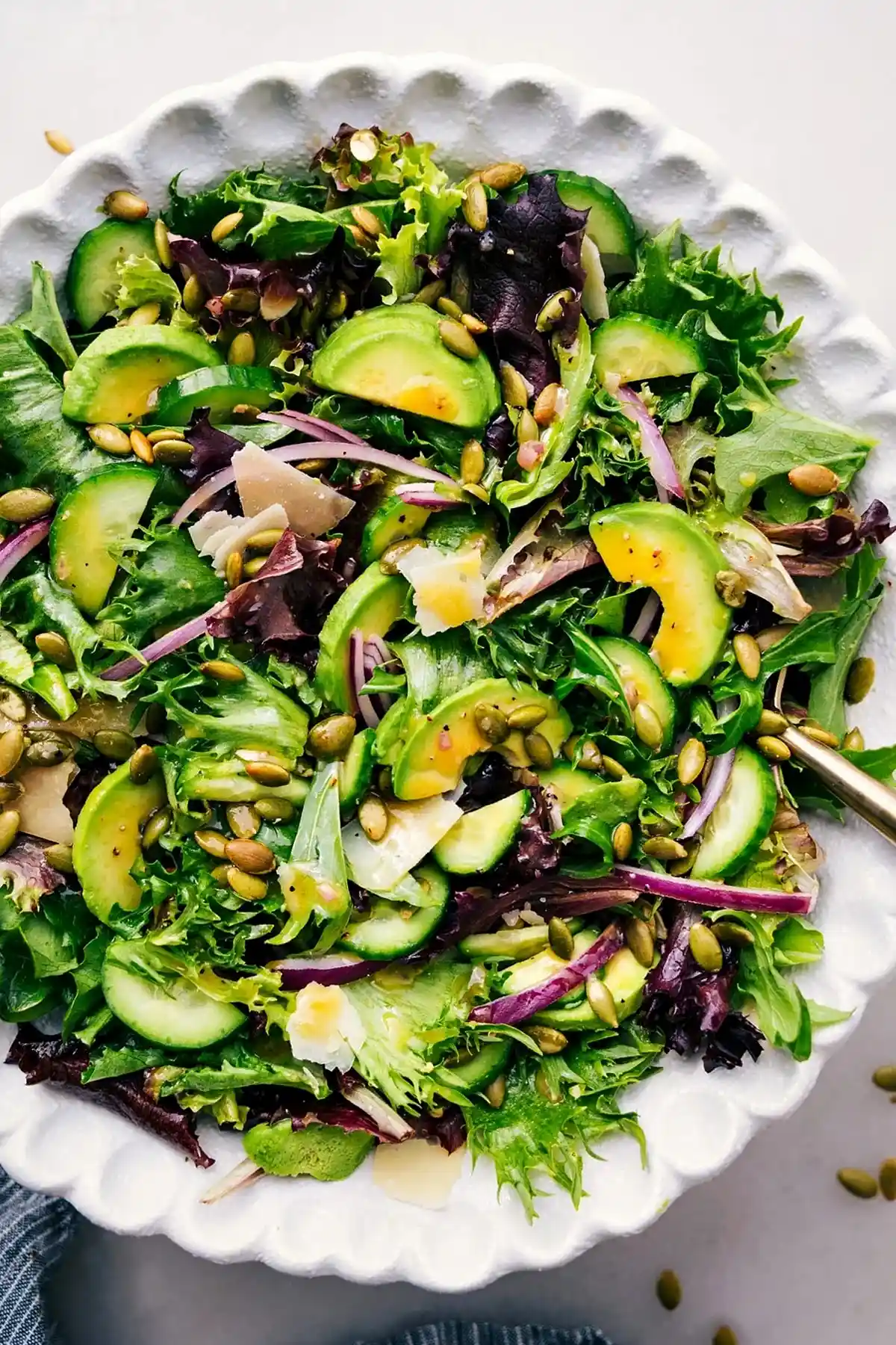 Frischer Alltags-Salat mit Avocado und Kürbiskernen 3 Recipe image