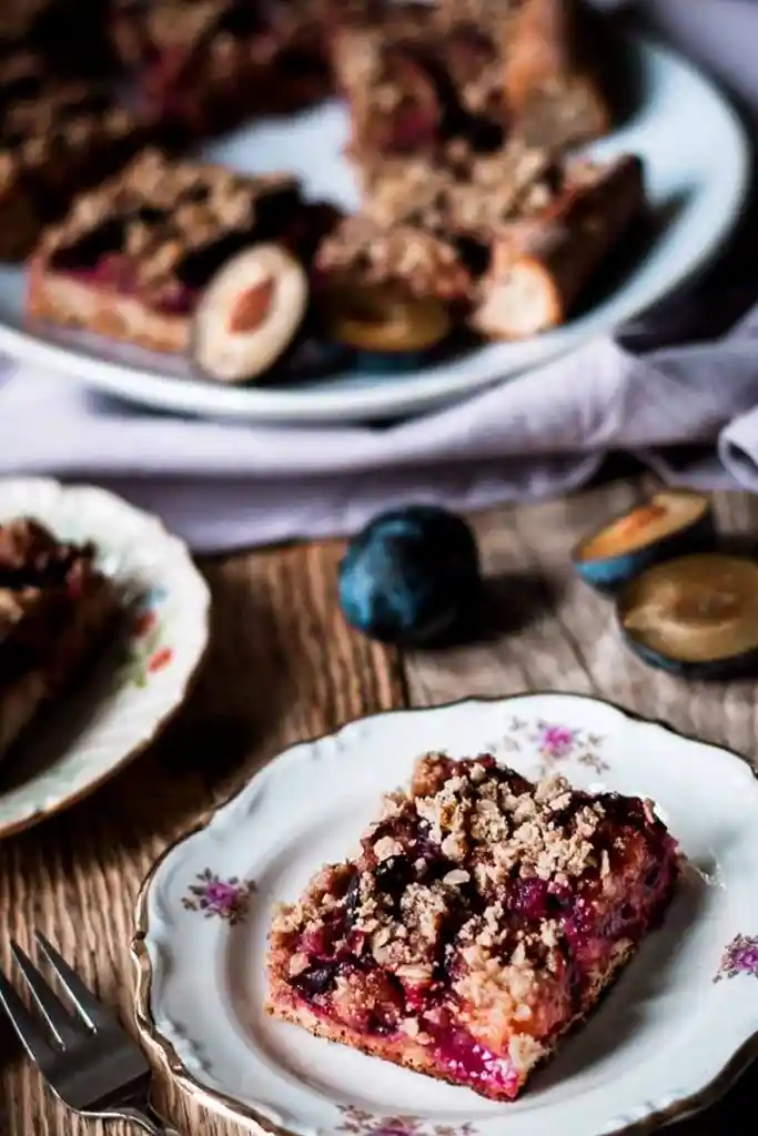 Veganer Pflaumenkuchen mit Mandel-Haferflocken-Streuseln 3 Recipe image