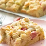 Saftiger Rhabarberkuchen mit knusprigen Mandelstreuseln 4 Saftiger Rhabarberkuchen mit knusprigen Mandelstreuseln