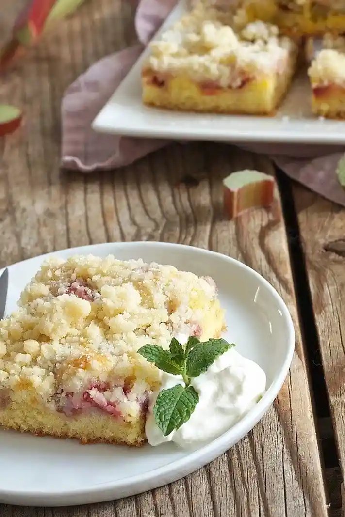 Saftiger Rhabarberkuchen vom Blech mit knusprigen Streuseln 3 Recipe image