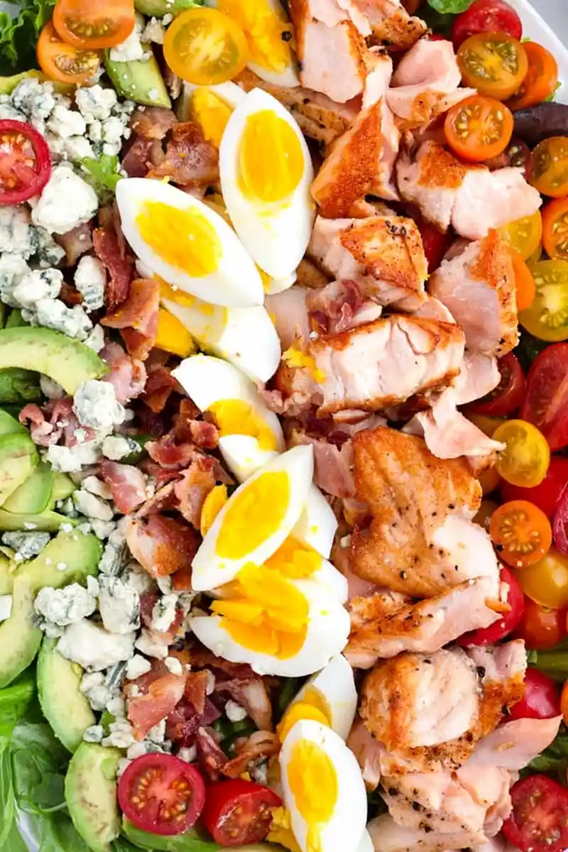 Lachs-Cobb-Salat mit Avocado-Green-Goddess-Dressing 3 Recipe image