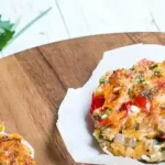 Proteinreiche Hüttenkäsetaler mit Kräutern und Kirschtomaten 4 Proteinreiche Hüttenkäsetaler mit Kräutern und Kirschtomaten