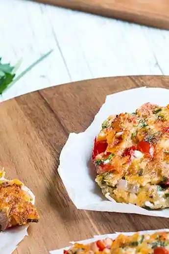 Proteinreiche Hüttenkäsetaler mit Kräutern und Kirschtomaten 3 Recipe image