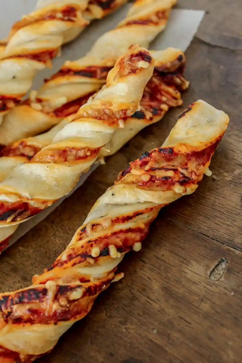 Knusprige Gedrehte Pizzastangen ohne Hefe 3 Recipe image