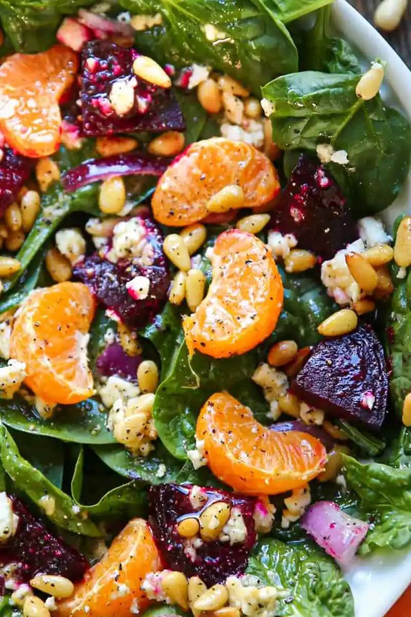 Bunter Rote-Bete-Salat mit Spinat, Mandarinen und Feta 3 Recipe image