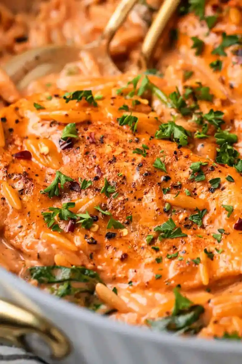 Cremiger Orzo mit Hähnchen und Spinat aus einer Pfanne 3 Recipe image