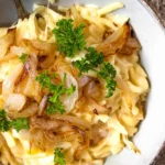 Cremige Käsespätzle mit goldbraunen Röstzwiebeln 4 Cremige Käsespätzle mit goldbraunen Röstzwiebeln