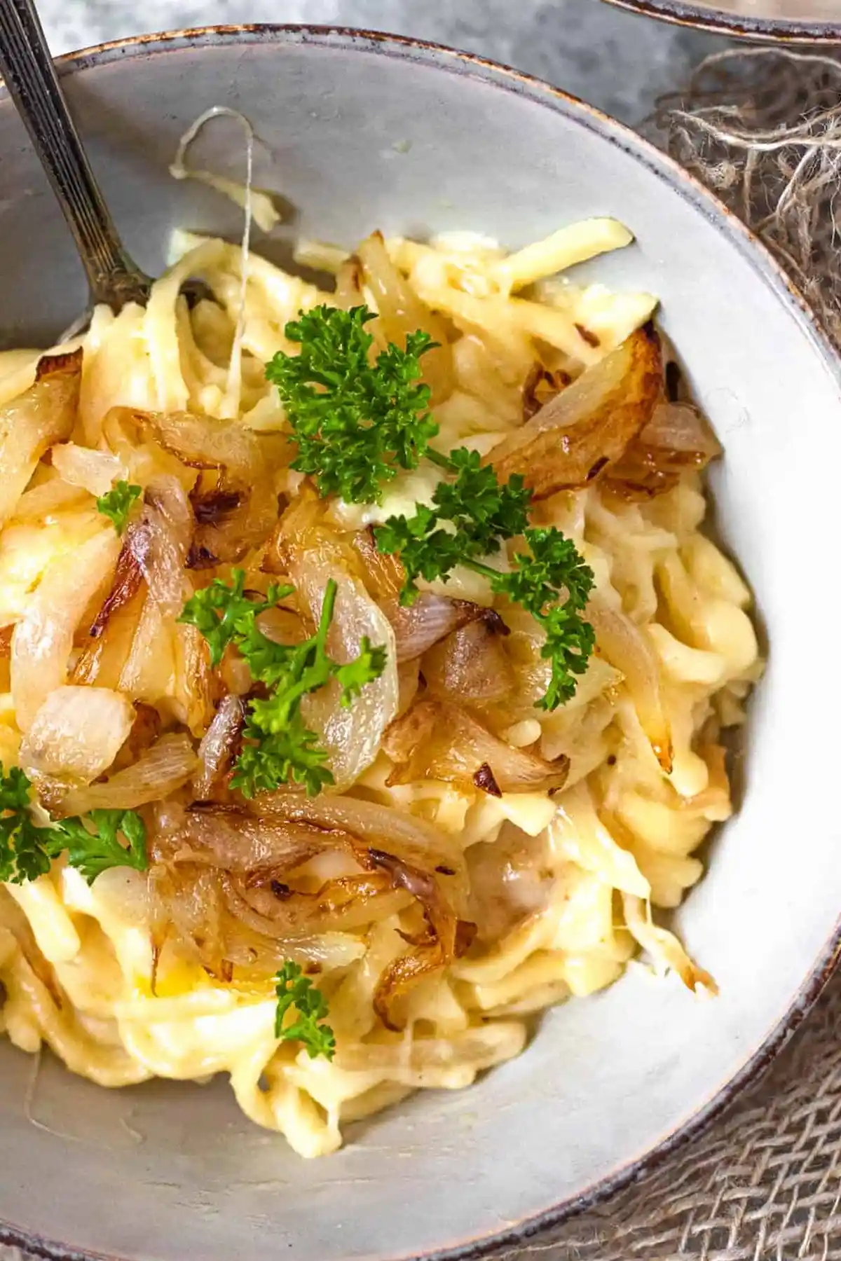 Cremige Käsespätzle mit goldbraunen Röstzwiebeln 3 Recipe image