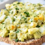 Cremiger Avocado-Ei-Salat mit frischen Kräutern 4 Cremiger Avocado-Ei-Salat mit frischen Kräutern