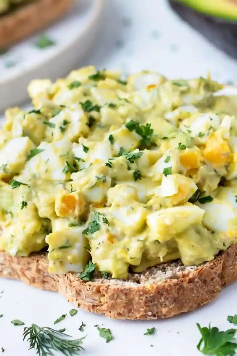Cremiger Avocado-Ei-Salat mit frischen Kräutern 3 Recipe image